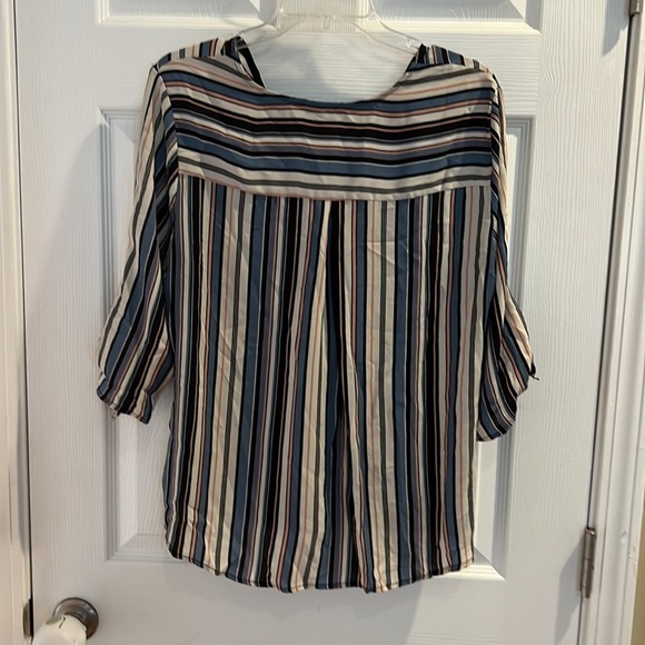 W5 multicolor v neck blouse with tie sleeves - Picture 2 of 3